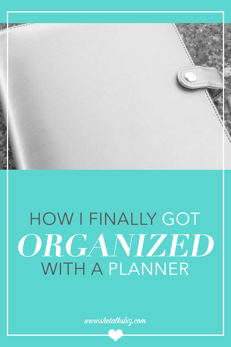 What's the one thing that helped me finally get organized in 2017? Well, its a paper planner of course. I never thought that this tech loving gal would be able to get way more done by just simply writing stuff down. // http://www.shetalksbiz.com